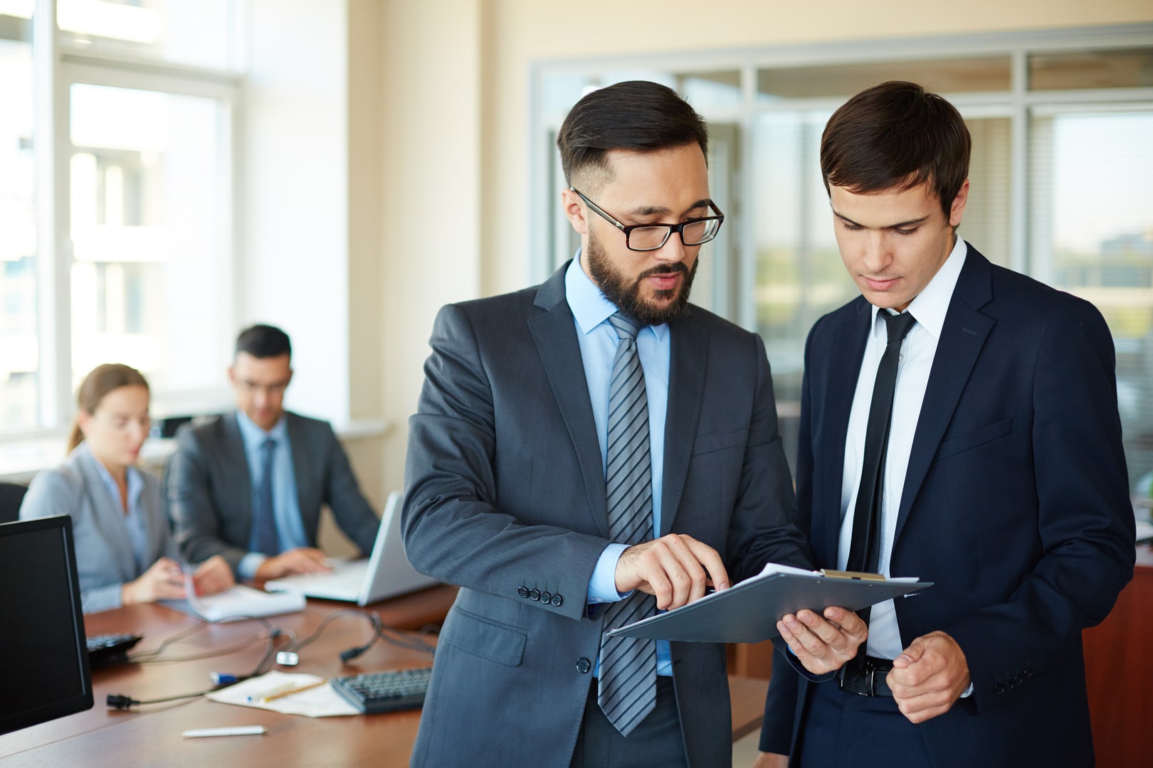 Profesionales revisando documentación empresarial en una oficina
